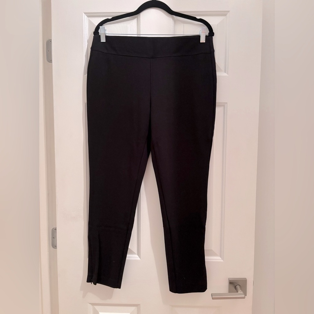 NWOT Kelly by Clinton Kelly black capris with zip hems- medium